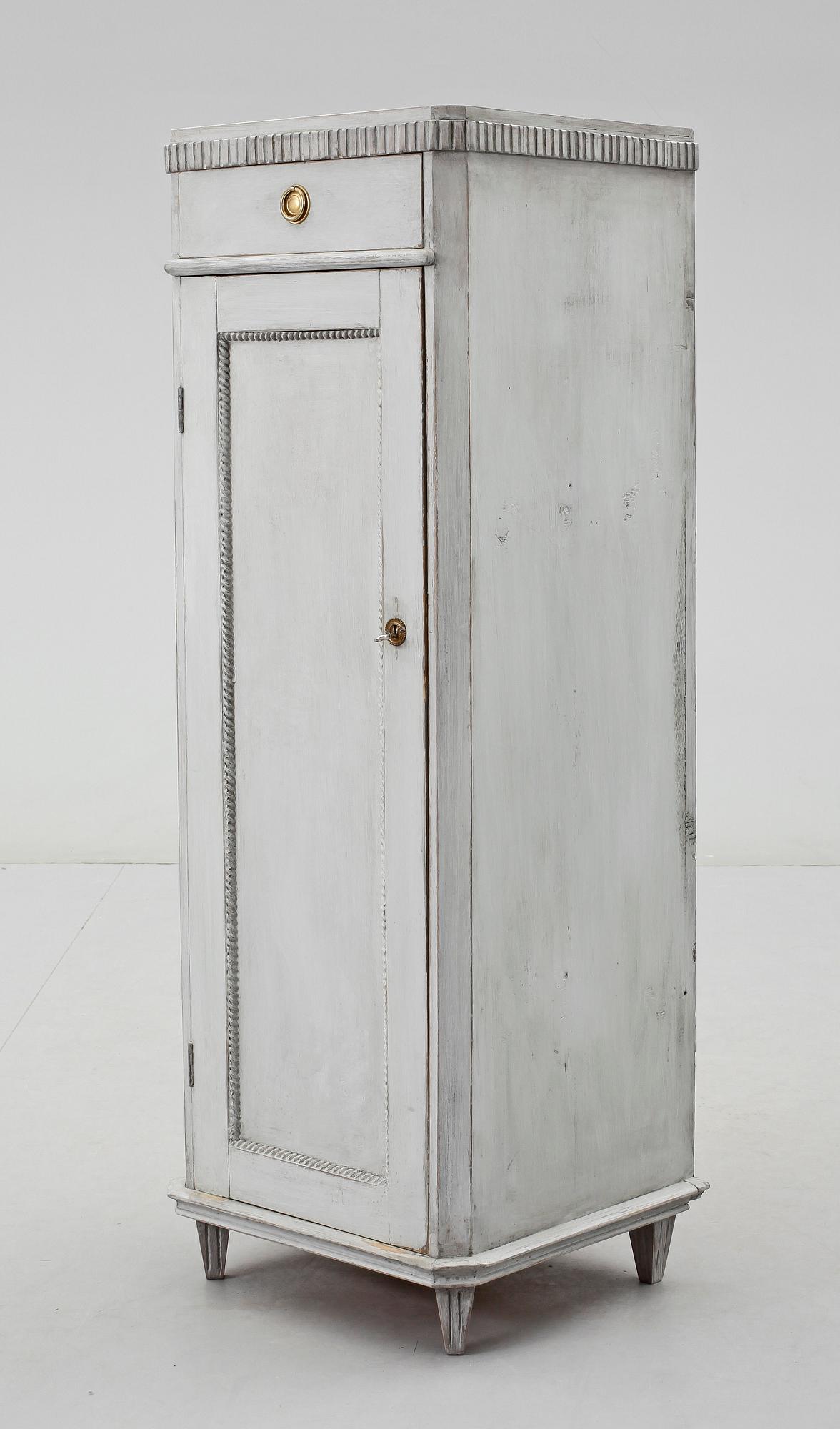 KOLONNSKÅP, sengustaviansk stil, 1800/1900-tal.