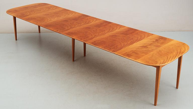 A Josef Frank mahogany dining table, Svenskt Tenn, model 947.