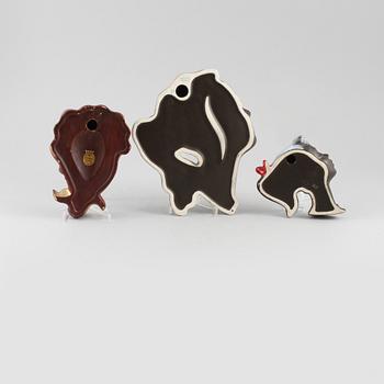 VÄGGRELIEF, 3 st, keramik samt gjutmassa, Cortendorf m.m, omkring 1900-talets mitt.