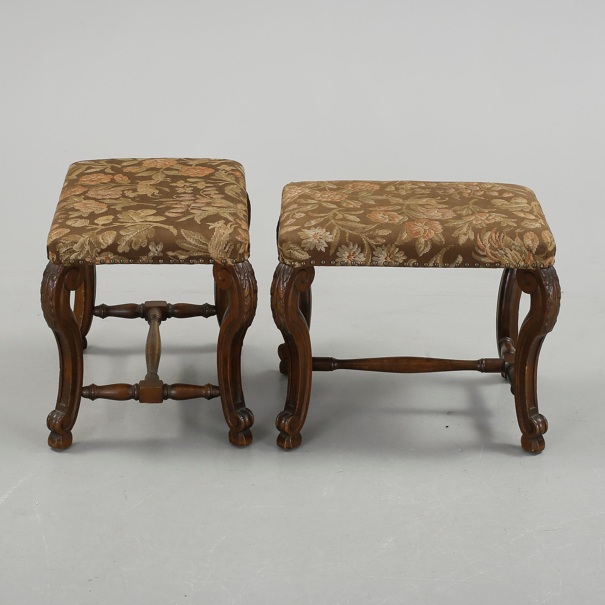 TABURETTER, ett par, barockstil, omkring år 1900.