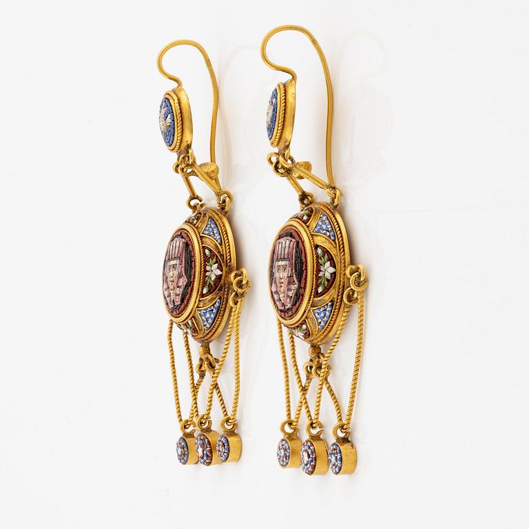 Ett hänge och ett par örhängen 18K guld med mikromosaiker, 1800-tal.