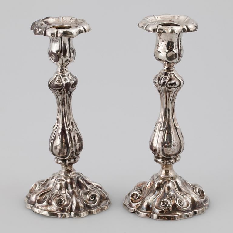 LJUSSTAKAR, ett par, silver, nyrokoko, Göteborg. 1861.