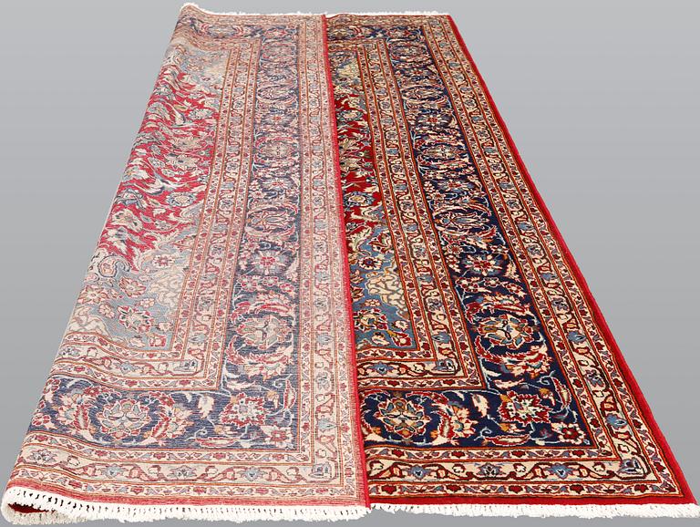 A signed Kashan carpet, ca 313 x 195 cm.