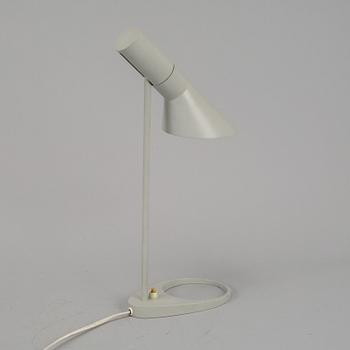 Arne Jacobsen, bordslampa "AJ", sannolikt Axel Annell på licens fr Louis Poulsen, Danmark.