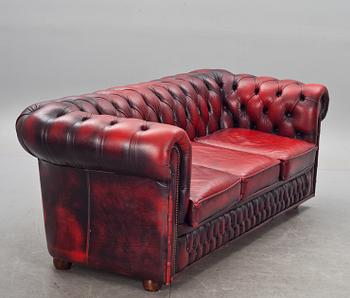 SOFFA OCH FÅTÖLJ, Winchester England. 1900-talets andra hälft. Sk. Chesterfield-modell.