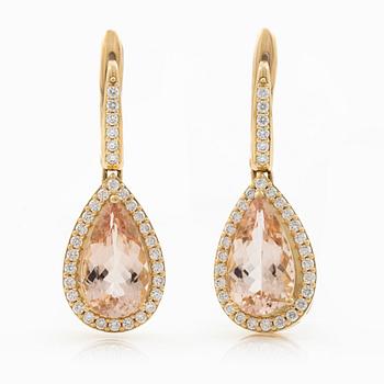 Earrings in 18K gold with drop-cut morganites and round brilliant-cut diamonds.