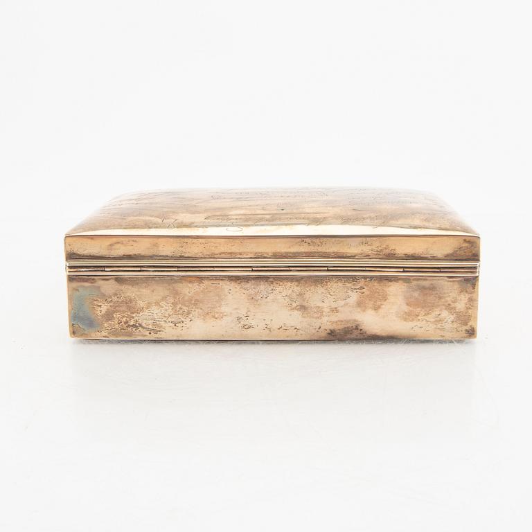 A Swedish 20th century silver cigarette case mark of CG Hallberg Stockholm 1914, total.