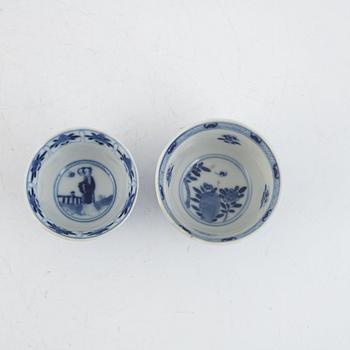Two Chinese blue and white porcelain cups with saucers, Qing dynasty, Kangxi (1662-1722).