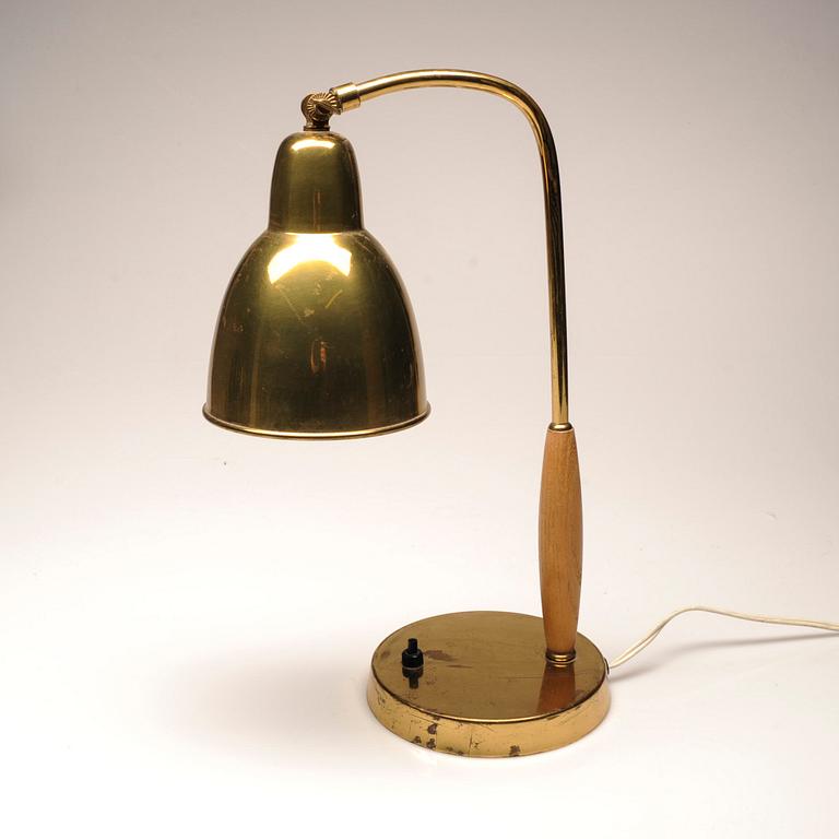 SKRIVBORDSLAMPA, mässing och trä, 1900-talets senare hälft.