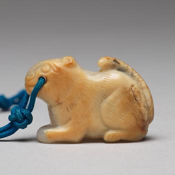 FIGURINER, tre stycken, nefrit. Qingdynastin.