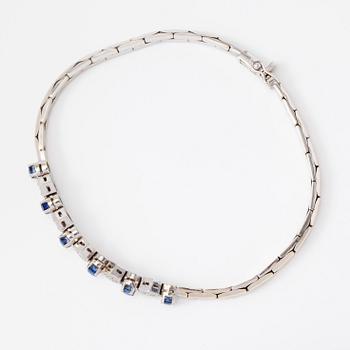 ARMBAND, 18K vitguld, diamanter och safirer.