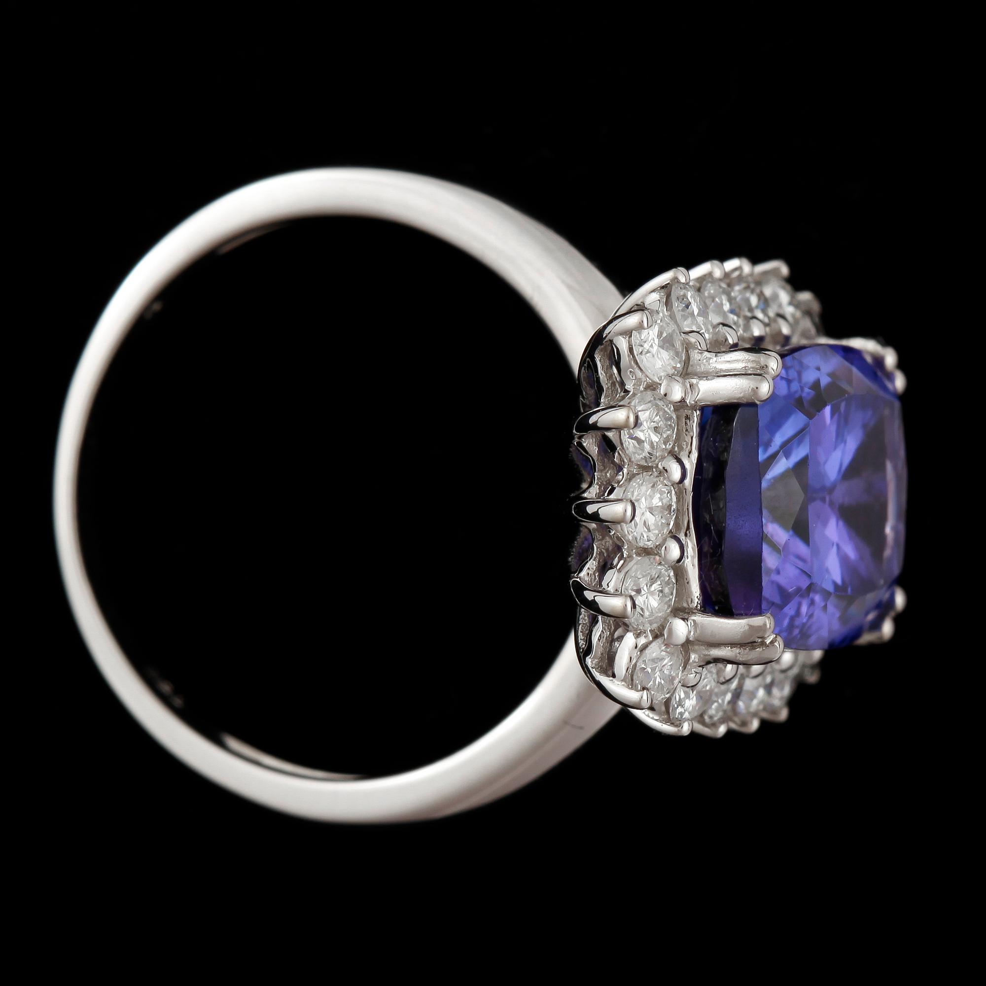RING, 18k vitguld med tanzanit ca 5,91 ct en uppgift o krans av 18 briljantslipade diamanter ca 0,75 ct. Vikt ca 5 gram.