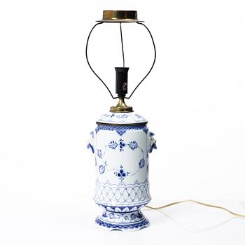 Royal Copenhagen, bordslampa, porslin, "Musselmalet", 1894-1900, Danmark.