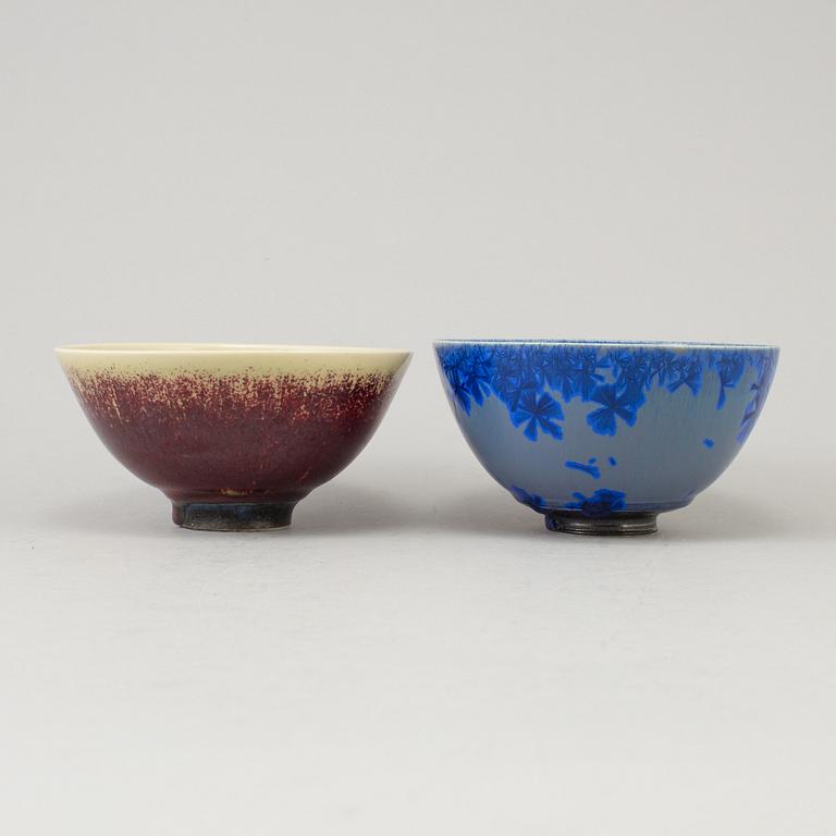 A lot of two glazed stoneware bowls by Isak Isaksson, Sweden.