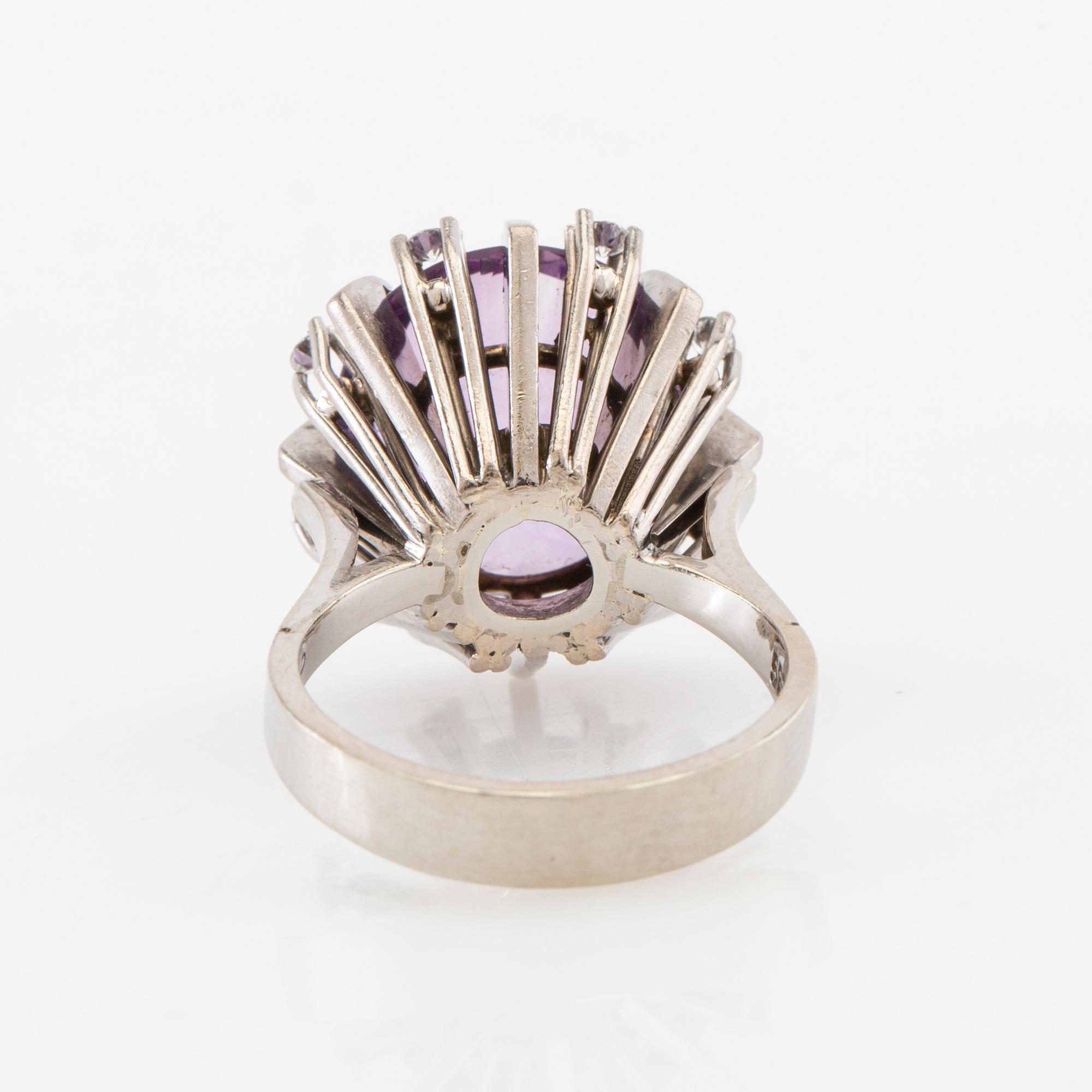Ring/Cocktailring 14K vitguld med en ovalt fasetterad ametist och runda briljantslipade diamanter.
