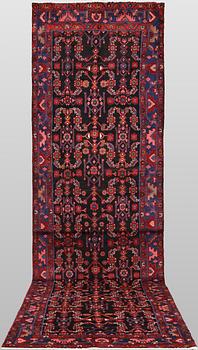 A Hamadan runner, approx. 423 x 113 cm.