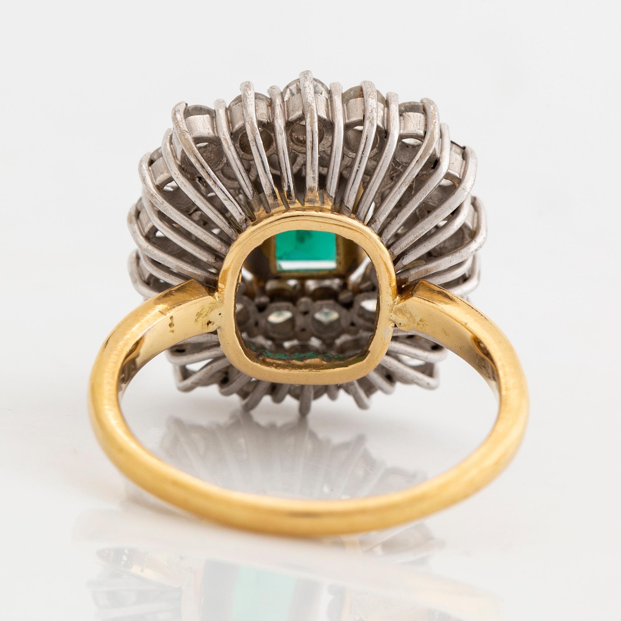 Ring, 18K guld, smaragdslipad smaragd ca 2 ct, med 32 briljantslipade diamanter totalt ca 2 ct.