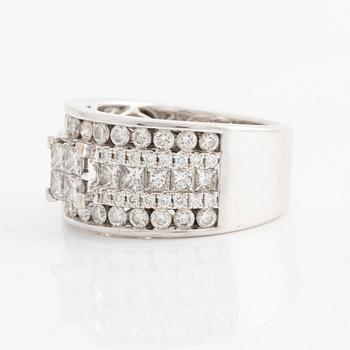 Ring, white gold with brilliant and princess-cut diamonds.