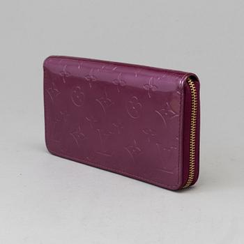 A Louis Vuitton "Zippy" wallet.