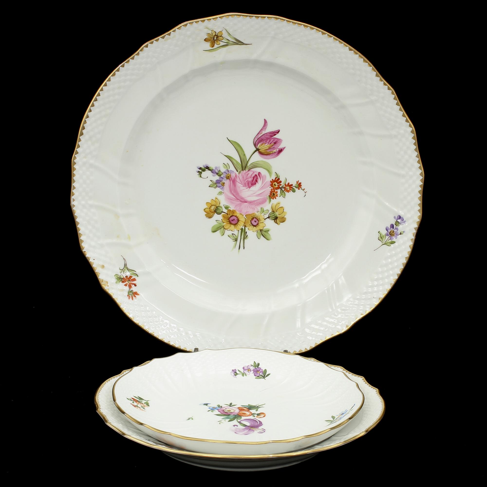 MAT- OCH KAFFESERVISDELAR, 124 st, porslin, Gustavsberg, 1900-talets första hälft.