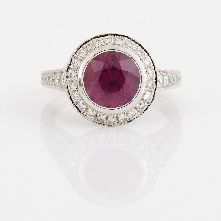 Max Prus ring 18K vitguld med en fasettslipad rosa safir och runda briljantslipade diamanter.