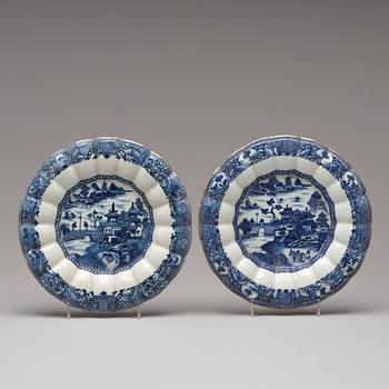 TERRINER med FAT, ett par, kompaniporslin. Qing dynastin, Qianlong (1736-95).
