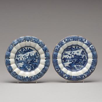 A pair of blue and white tureens, Qing dynasty, Qianlong (1736-95).