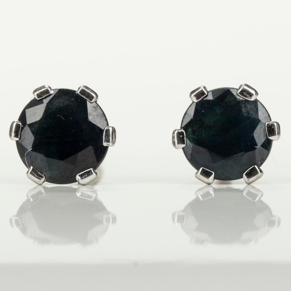 KORVAKORUT, 14K valkokultaa, safiirit yht. n. 0,50 ct. Paino 1,1 g.