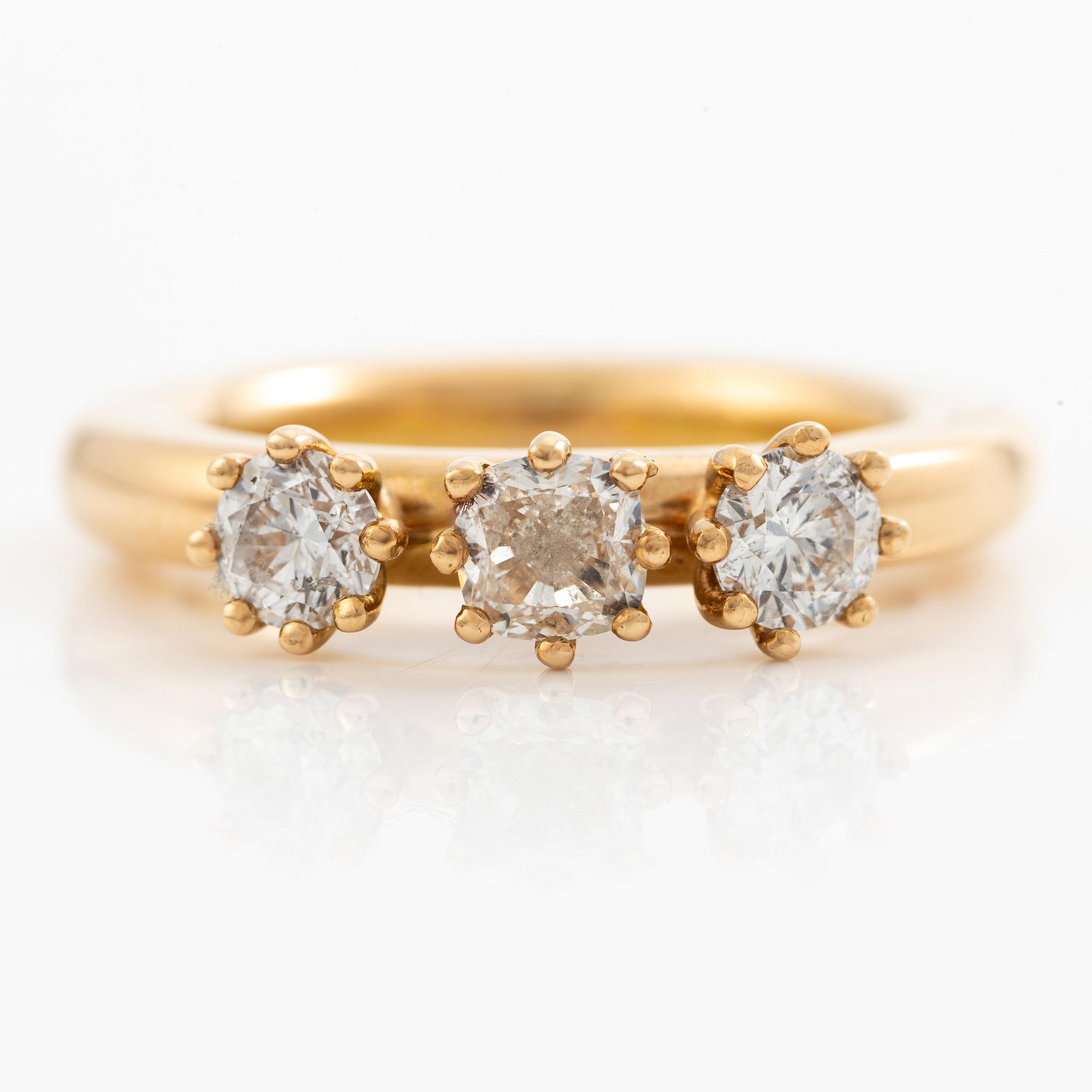 Ring in 18K gold with three diamonds 0.60 ct, 0.41 ct, and 0.40 ct. Accompanied by a report for each diamond.