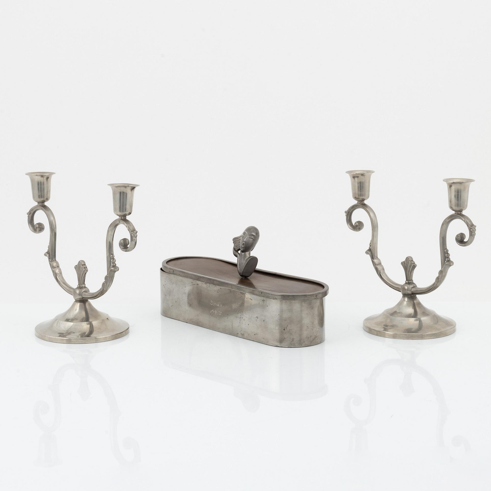 Ask med lock, tenn, Carl-Einar Borgström, samt ett par kandelabrar, tenn, Stockholm, 1934.