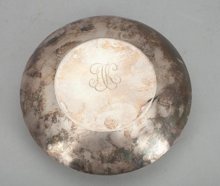 SKÅL, silver, Pekka Piekäinen, Auran Kultaseppä Oy, Åbo 1977. Vikt ca 207 g.