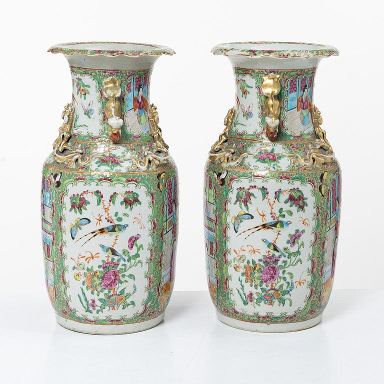 Vaser, ett par, porslin, Kanton, Kina, Qingdynastin, 1800-tal.