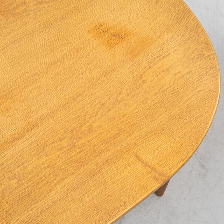 Carl Malmsten, a dining table and four chairs, 'Calmare nyckel', Åfors Möbelfabrik, second half of the 20th century.