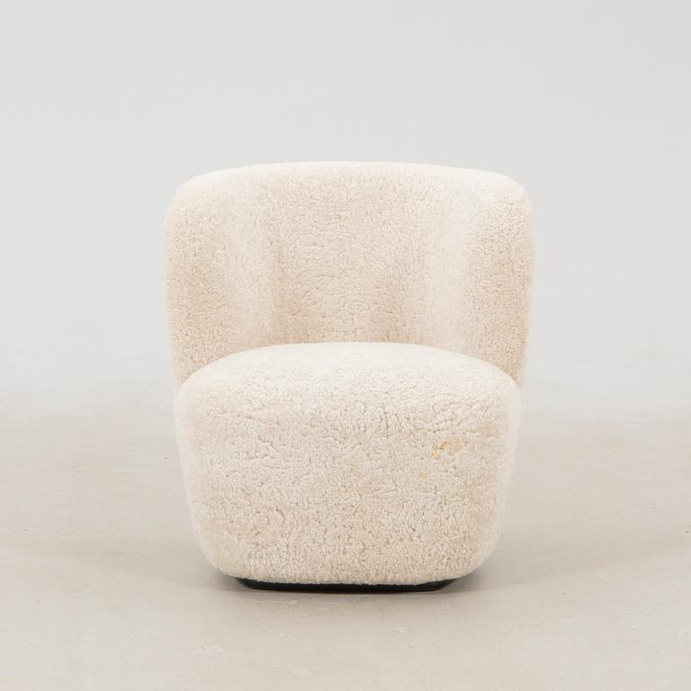 Space Copenhagen snurrfåtölj "Stay lounge chair" för Gubi Danmark formgiven 2015.