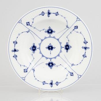 Tallrikar, fem stycken, porslin, Royal Copenhagen, "Musselmalet", modell 169, 167, 326, 173, 1898-1923 resp 1800-tal.