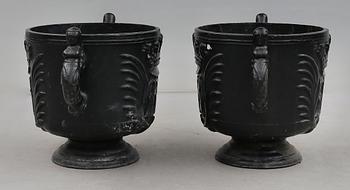 TRÄDGÅRDSURNOR, 1 par, gjutjärn, Stafsjö Bruk, 1900-talets första hälft.