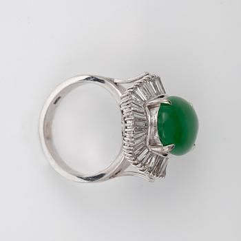 RING med obehandlad jadeit 5.80 ct samt trapetsslipade diamanter totalt ca 3.50 ct.
