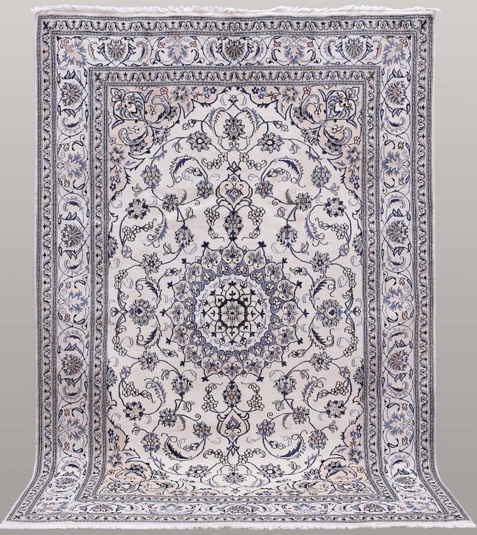 Nain, part silk, ca 312 x 205 cm.