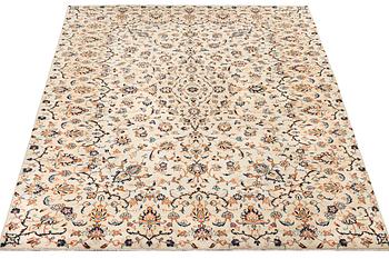 A Kashan carpet, c. 305 x 196 cm.