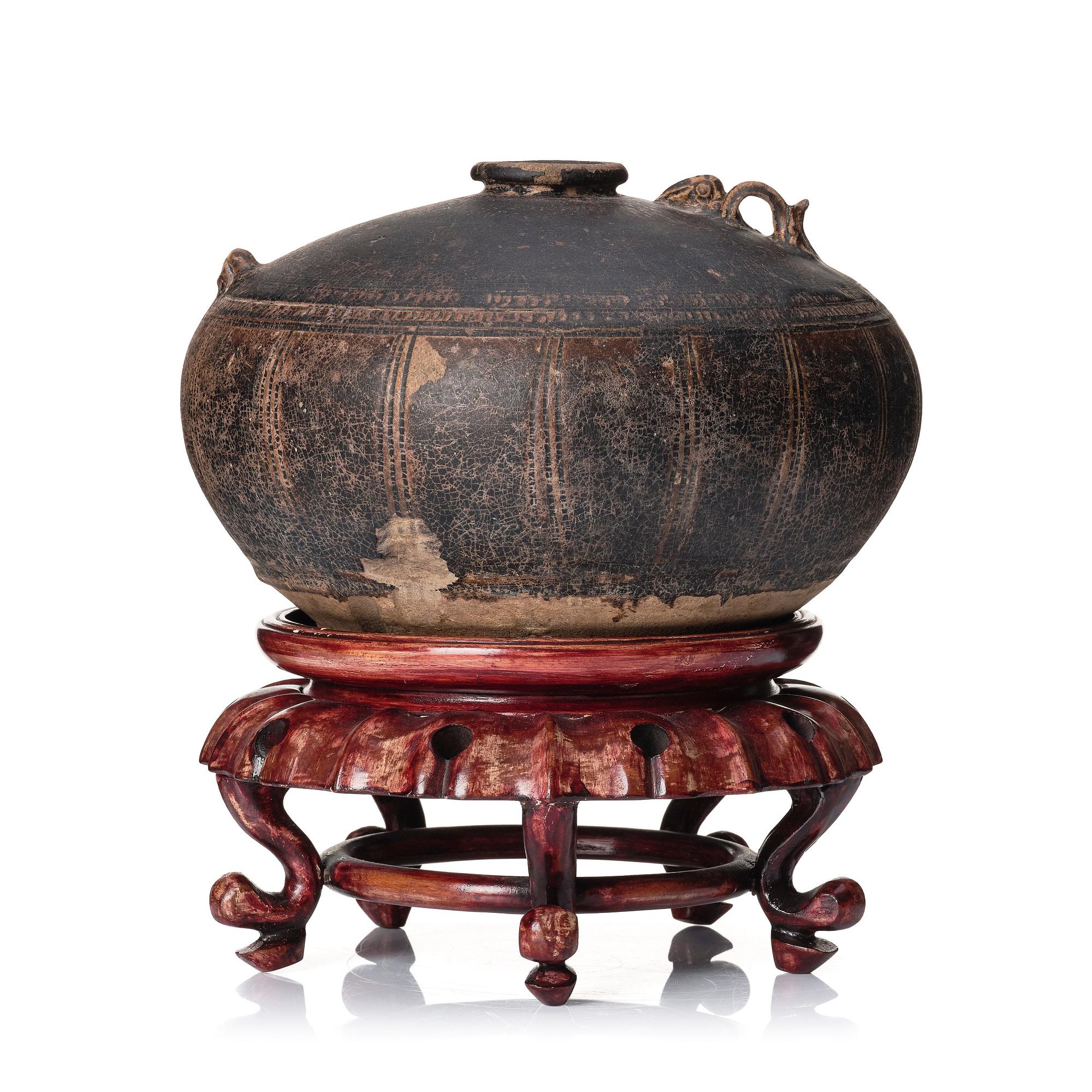 A Sawankhalok jar, Thailand/Kambodja, 14th/15th century.