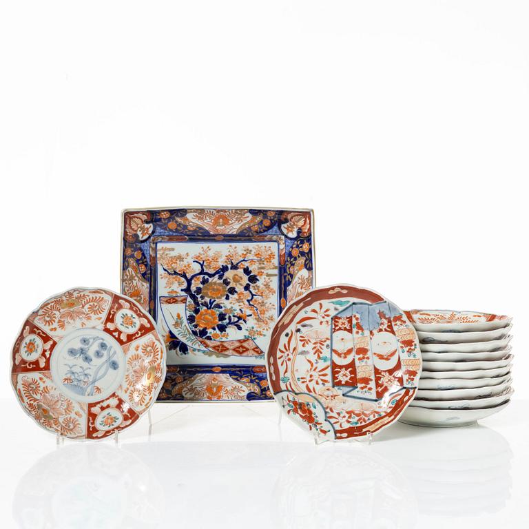 Tallrikar, 12 stycken, samt serveringsfat, imari, porslin, Japan Meiji/tidigt 1900-tal.