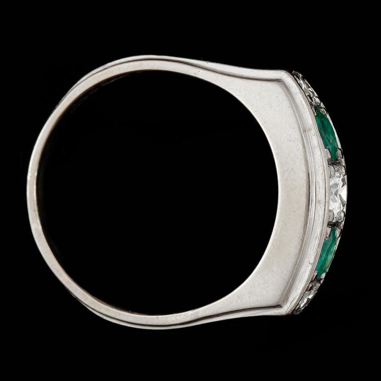 RING, 18k vitguld med briljantslipade diamanter ca0,28ct resp tot ca0,10ct och 2 smaragder. CG Hallberg, 1956. Vikt 5g.