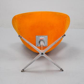 Arne Jacobsen, fåtölj, "Svanen", Fritz Hansen, Danmark, daterad 2005.