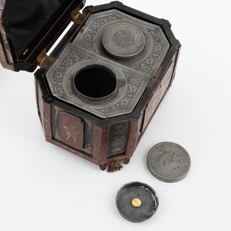 A lacquer casket and lacquer lidded box, China, 19th century.