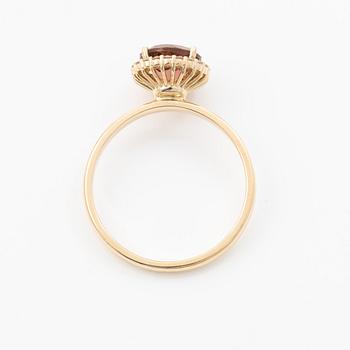 Ring 14K gold with pink tourmaline and brilliant-cut diamonds.