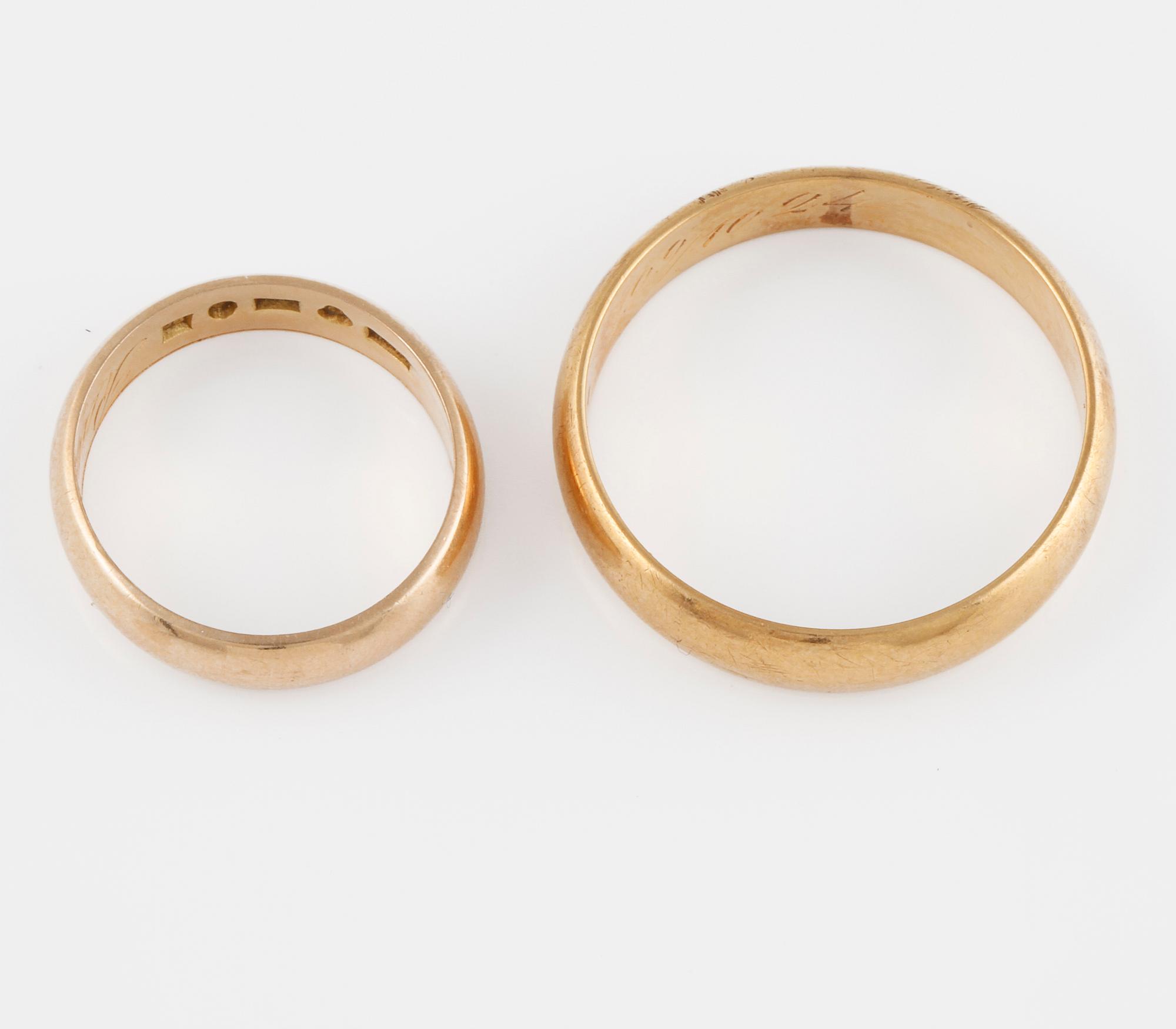 RINGAR, 2 stycken, 18K guld, kattfotstämplade. Vikt 9,3 gram.