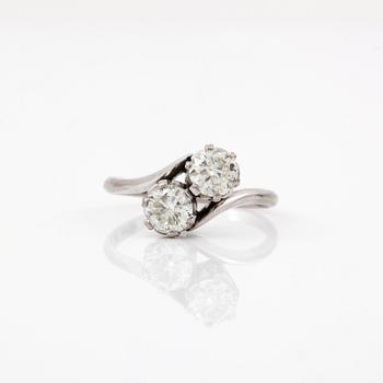 RING, vitguld 18K, två diamanter, tot ca 1 ct, kvalitet ca I-J/SI2-I1, Ekström & Blom, Falköping 1948. Vikt ca 2,5 gram.