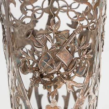 Vaser, ett par, silver och glass, London 1907.