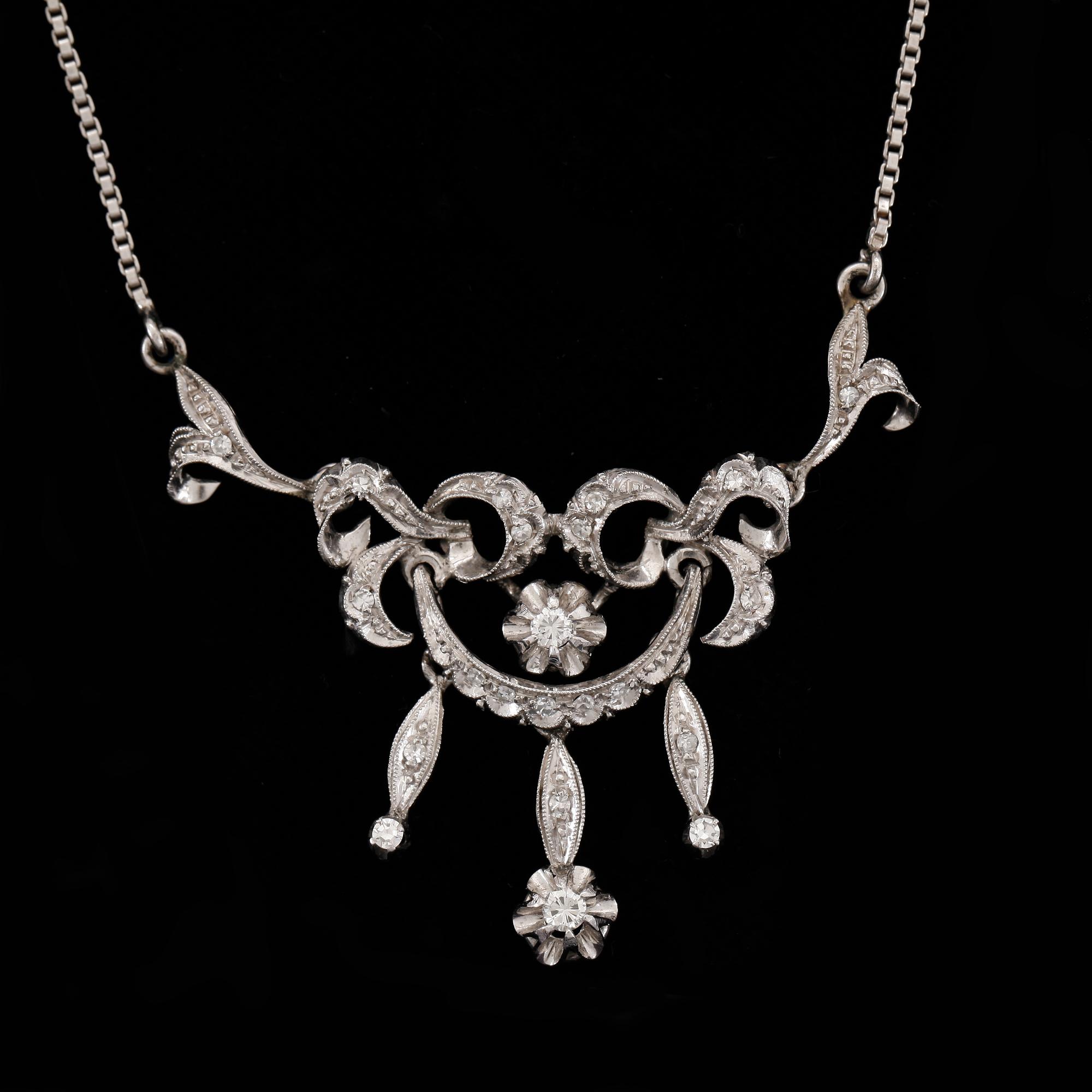 COLLIER, 18k vitguld med diamanter tot ca0,32ct. Vikt 9g.