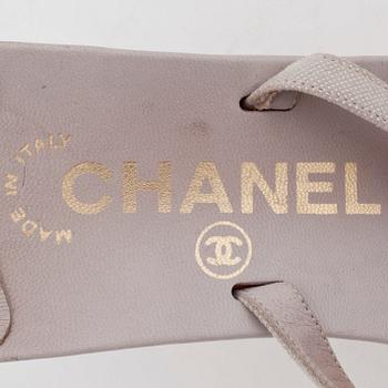 CHANEL, ett par sandaletter.